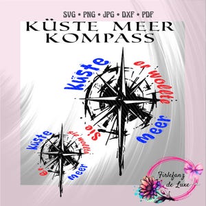 Könnte beinhalten: Ein schwarz-weißer Kompass mit den Worten "Kuste Meer Kompass", "Sie wollte er Kuste" und "Sie wollte er Meer" sowie "Firlefanz de Luxe" in deutscher Sprache.