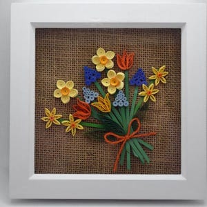 Arte murale in carta quilling realizzata a mano, cornice in legno bianco, fiori primaverili, ideata e realizzata a mano, arredamento d'interni, regalo, arte, stagione primaverile.