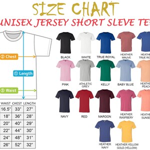 Op de afbeelding: Maattabel voor unisex jersey t-shirts met korte mouwen. De tabel toont de maten voor taille, borst en lengte in inches voor de maten XS, S, M, L, XL en 2XL. De tabel toont ook een verscheidenheid aan kleuren voor de t-shirts, waaronder zwart, wit, true royal, heather mauve, heather true royal, heather maroon, roze, athletic grey, kelly, baby blue, heather peach, heather dark grey, navy, rood, maroon, heather raspberry, heather sunset, heather teal, heather navy en heather yellow gold.