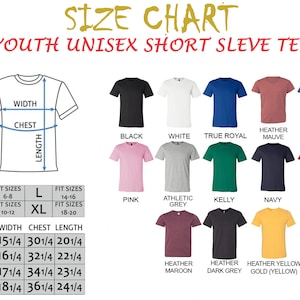 Op de afbeelding: Maattabel voor unisex korte mouwen t-shirts voor kinderen. De tabel toont de breedte, borst en lengte in inches voor de maten S, M, L en XL. De tabel toont ook de overeenkomstige leeftijdsgroep voor elke maat. De tabel bevat een verscheidenheid aan kleuren, waaronder zwart, wit, true royal, heather mauve, heather true royal, roze, athletic grey, kelly, navy, rood, heather maroon, heather dark grey en heather yellow gold.