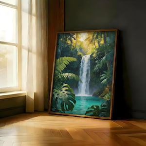 Op de afbeelding: Een rechthoekige ingelijste kunstdruk met een verticale schildering van een waterval die in een turquoise poel stroomt, omringd door weelderig groen tropisch gebladerte, waaronder grote monstera-bladeren en varens onder een helder bladerdak.