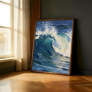 Könnte beinhalten: Ein gerahmtes Kunstwerk zeigt eine brechende Meereswelle. Das Gemälde verwendet Blau- und Weißtöne, um die Bewegung und Energie des Wassers einzufangen. Das Kunstwerk wird in einem Raum mit Fenster und Holzboden ausgestellt.