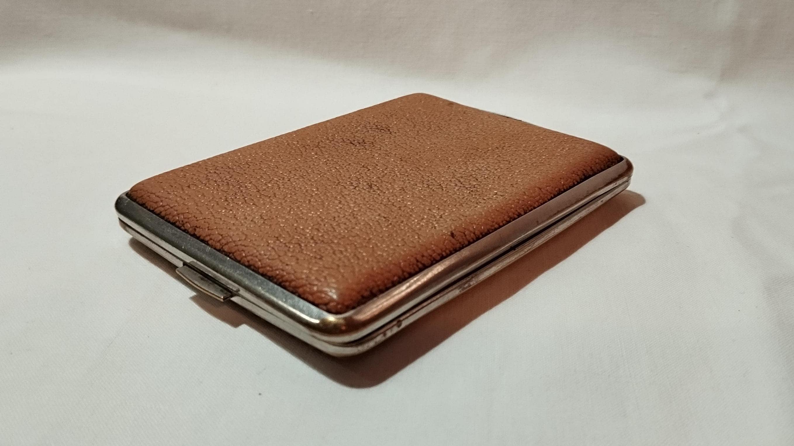 銀製シガレットケース　菊図　美正作　骨董　アンティーク　R1483K3 84998caa47099a69bb565b58eb4083