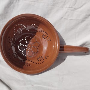 Colador antiguo esmaltado marrón, recipiente de barro, colador de cerámica, filtro de pasta