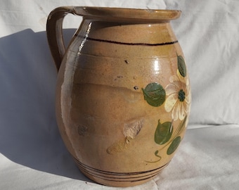 Jarra tradicional de Transilvania, antigua, esmaltada en amarillo, con diseño floral.
