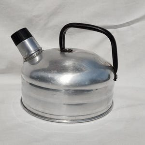 Aluminum Tea Pot, Retro Metal kettle 1960s, Farmhouse Kitchen Decor, Coffee Pot, Aluminum Kettle With Metal Handle