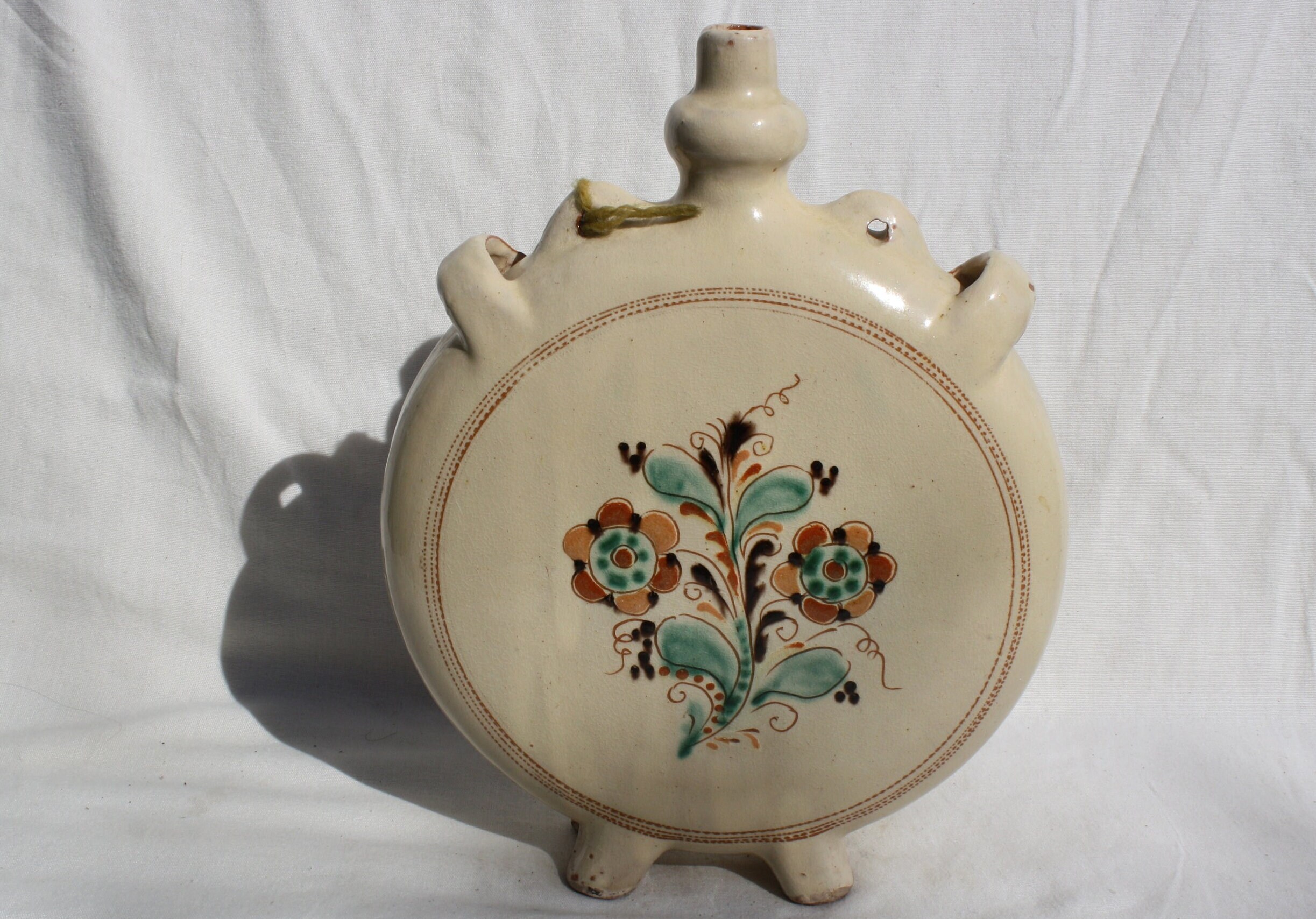 ハンガリーの伝統的な陶器の白いフラスコ、アンティークの手描き陶器