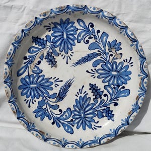 Antike traditionelle ungarische Tonplatte, Volkskeramik, antike Bauernplatte mit Blumendekoration