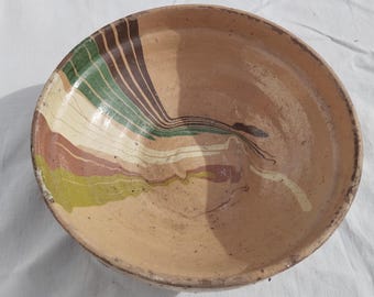 Plato de cerámica vidriada tradicional de Transilvania, estilo vintage.