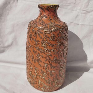 Jarrón de estilo moderno húngaro naranja vintage retro, con partes en relieve.