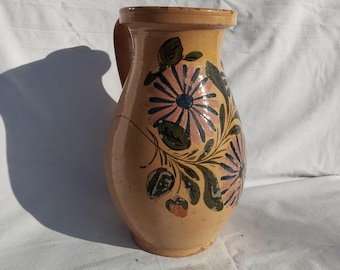 Jarra tradicional antigua de cerámica esmaltada en amarillo, jarra de leche con diseño floral