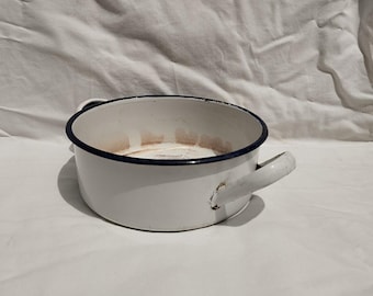 Piatti in stile country folk smaltati in metallo vintage, vecchie ciotole smaltate, decorazioni rustiche in smalto