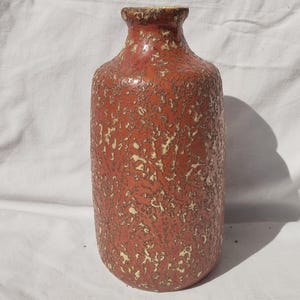 Jarrón de estilo moderno húngaro naranja vintage retro, partes blancas en relieve.