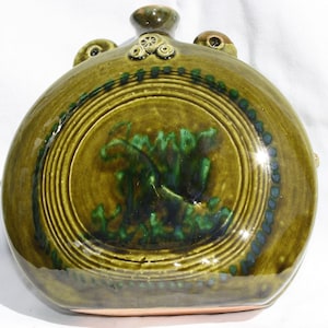 Flacon vert hongrois traditionnel figuratif en céramique, poterie antique peinte à la main