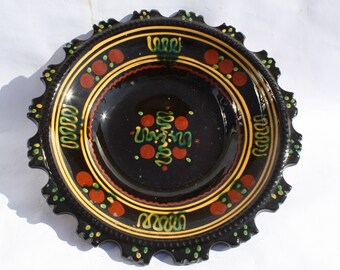 Hongaars bord met volkskunst: handgeschilderde bloem aan de muur (26,5 cm)
