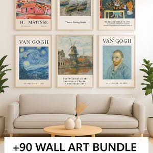 以下が含まれることがあります： モネ、マティス、ゴッホの有名な絵画が描かれた額入りのアートプリントのコレクション。ベージュのソファと丸い木製のテーブルの上にプリントが飾られています。「+90 WALL ART BUNDLE OF EPIC PAINTERS」というテキストが下部に表示されています。