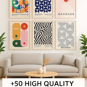 Può includere: Sei stampe artistiche da parete in stile Bauhaus incorniciate, con disegni geometrici in vari colori. Sono esposte sopra un divano grigio e un tavolino rotondo in legno. Il testo "+50 HIGH QUALITY BAUHAUS WALL ART" è in basso.