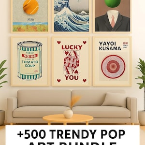 Può includere: Una collezione di sei stampe pop art incorniciate. Le stampe presentano una pallina da tennis, un'onda, un uomo con una mela verde al posto della testa, una lattina di zuppa di pomodoro, una carta da gioco e un disegno a spirale rosso. Il testo "+500 TRENDY POP ART BUNDLE" è in basso.