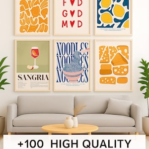 Może przedstawiać: Sześć oprawionych wydruków kuchennych z ilustracjami związanymi z jedzeniem, w tym makaron, cytryny, ser, makaron i sangria. Tekst na dole obrazu brzmi: +100 HIGH QUALITY KITCHEN PRINT WALL ART.