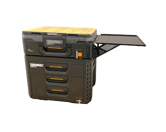 Puede incluir: Una caja de herramientas Toughbuilt Stack-It negra y naranja con una tapa de madera y una superficie de trabajo plegable. La caja de herramientas tiene cuatro cajones y un compartimento superior.