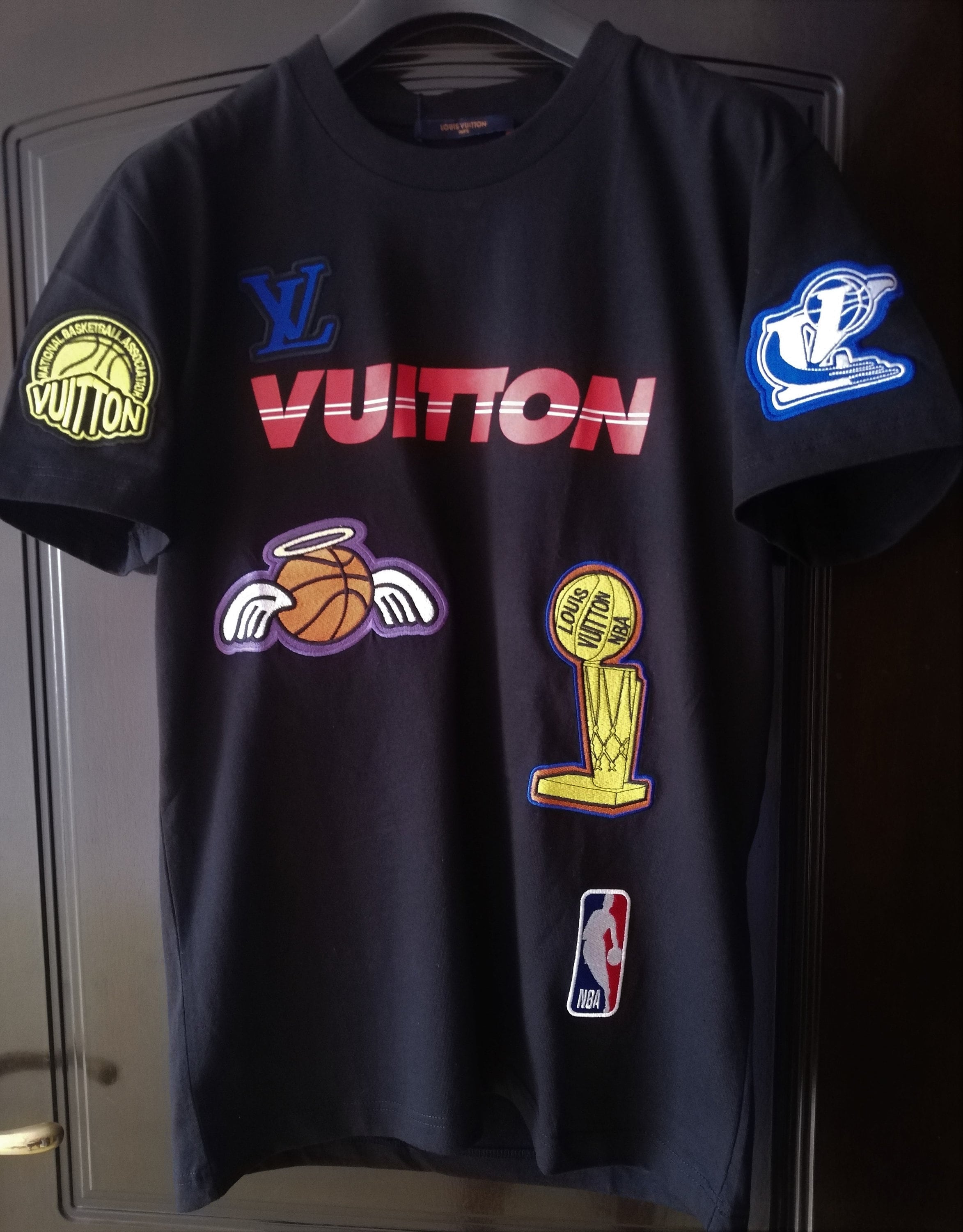 ルイヴィトン×NBA Tシャツ