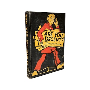 Puede incluir: Un libro antiguo titulado "Are You Decent?" de Wallace Smith. La portada presenta una ilustración de dibujos animados de un hombre con un traje rojo sosteniendo un letrero con el título del libro. El lomo muestra el título verticalmente en amarillo.