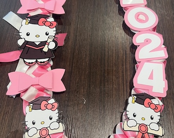 Hello Kitty verbeugt sich zum Lei der Abschlussfeier 2024