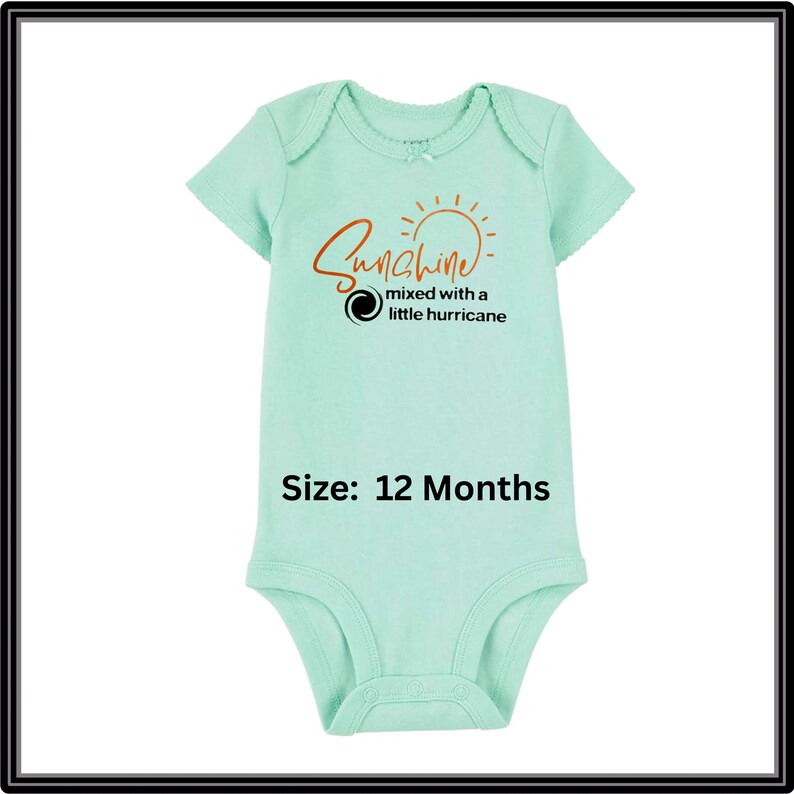 Może przedstawiać: Jasnozielone body dla niemowląt z kr&oacute;tkim rękawem. Z przodu napis "Sunshine mixed with a little hurricane" pomarańczową czcionką i grafika słońca. Rozmiar: 12 miesięcy.