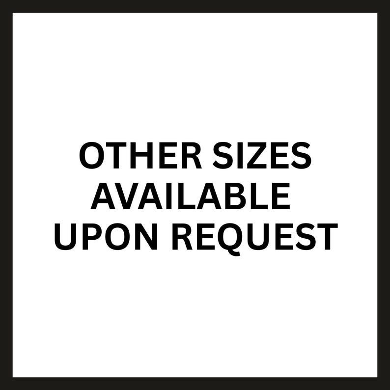 Pode incluir: Fundo branco com texto preto: "OUTROS TAMANHOS DISPON&Iacute;VEIS SOB PEDIDO". O texto est&aacute; centralizado e em negrito, fonte sem serifa. A imagem tem uma borda preta.