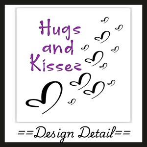 Pode incluir: Fundo branco com as palavras "Hugs and Kisses" em escrita roxa, acompanhado por ilustra&ccedil;&otilde;es de cora&ccedil;&otilde;es pretos. A frase "Design Detail" est&aacute; na parte inferior.