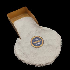 Puede incluir: Una pala de arena blanca fina con una etiqueta que dice "FINE SAND" con una regla y un gráfico de estrella.