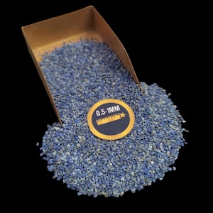 Puede incluir: Una pala de piedra triturada azul con una etiqueta que dice "0,5-1 MM".