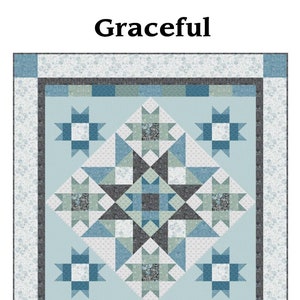 Pode incluir: Um edredom com um design central de estrela em tons de azul, cinza e branco. O edredom apresenta um fundo azul claro com detalhes em forma de estrela e uma borda com estampa floral. O texto "Graceful" está no topo.