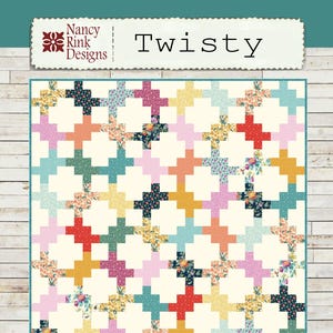 Op de afbeelding: Een quiltpatroon genaamd "Twisty" van Nancy Rink Designs. Het patroon heeft een witte achtergrond met een herhalend patroon van kleurrijke plustekens.