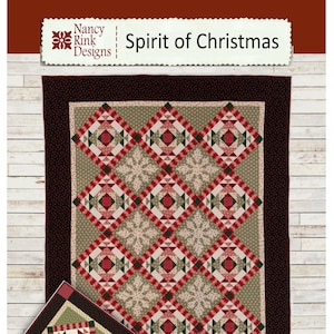 以下が含まれることがあります： 黒の縁取りのある赤、緑、白の幾何学模様のキルトパターン。キルトは78インチ×98インチ。31インチ×70インチのマッチングテーブルランナーも表示されています。