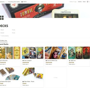 Pu&ograve; includere: Uno screenshot di un sito web che mostra diversi mazzi di tarocchi. I mazzi sono visualizzati in un formato a griglia con immagini delle carte e il nome del mazzo. Il sito web include anche informazioni sui mazzi, come il numero di volte in cui sono stati utilizzati.