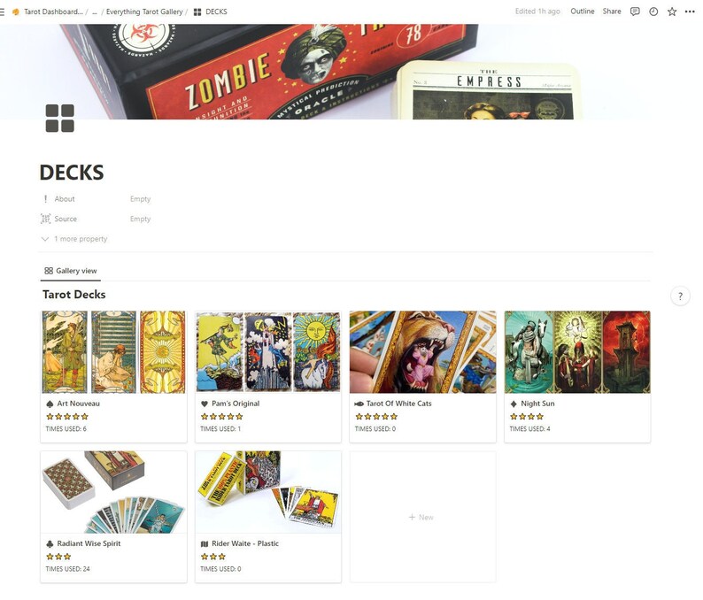 Pu&ograve; includere: Uno screenshot di un sito web che mostra diversi mazzi di tarocchi. I mazzi sono visualizzati in un formato a griglia con immagini delle carte e il nome del mazzo. Il sito web include anche informazioni sui mazzi, come il numero di volte in cui sono stati utilizzati.