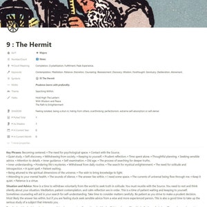 Pu&ograve; includere: La carta dei tarocchi L'Eremita presenta una figura con un mantello che tiene una lanterna e cammina attraverso un paesaggio montuoso. Il numero della carta, 9, e il titolo, "L'Eremita", sono visualizzati in grassetto, in nero. Le parole chiave della carta includono "Completamento, Cristallizzazione, Adempimento, Esperienza di picco, Contemplazione, Meditazione, Pazienza, Discrezione, Consulenza, Rivalutazione, Scoperta, Saggezza, Previdenza, Santuario, Deliberazione, Espiazione."