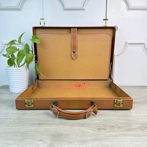 Porte-documents vintage marron clair avec surpiqûres extérieures et poignée unique, Attache