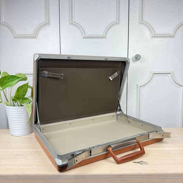 Vintage Samsonite Hard-Shell Briefcase with Key & Silver Accents, Brown Attache, Laptop Storage