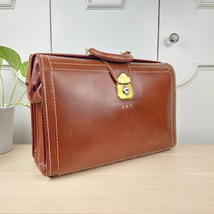 Porte-documents vintage en cuir de vachette fendu véritable avec fermoir lune en laiton extensible, trousse médicale marron avec coutures extérieures