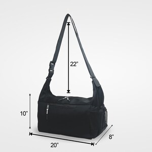 Puede incluir: Bolso negro de hombro con cierre de cremallera, bolsillo de malla y correa ajustable. El bolso mide 51 cm de ancho, 25 cm de alto y 20 cm de profundidad. La correa mide 56 cm de largo.