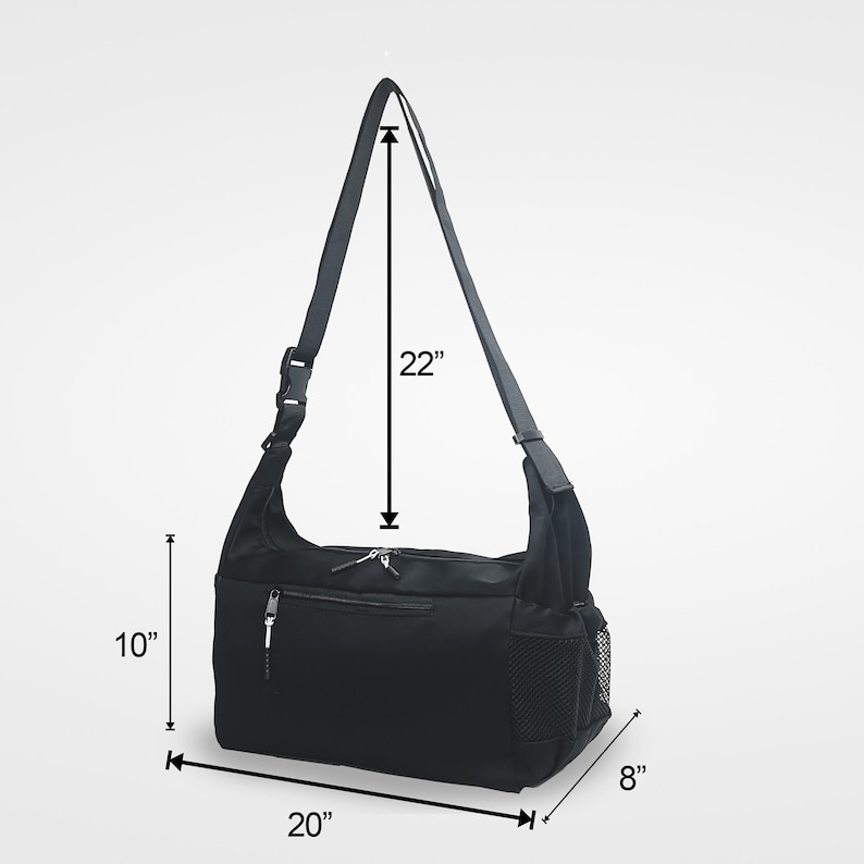 Puede incluir: Bolso negro de hombro con cierre de cremallera, bolsillo de malla y correa ajustable. El bolso mide 51 cm de ancho, 25 cm de alto y 20 cm de profundidad. La correa mide 56 cm de largo.