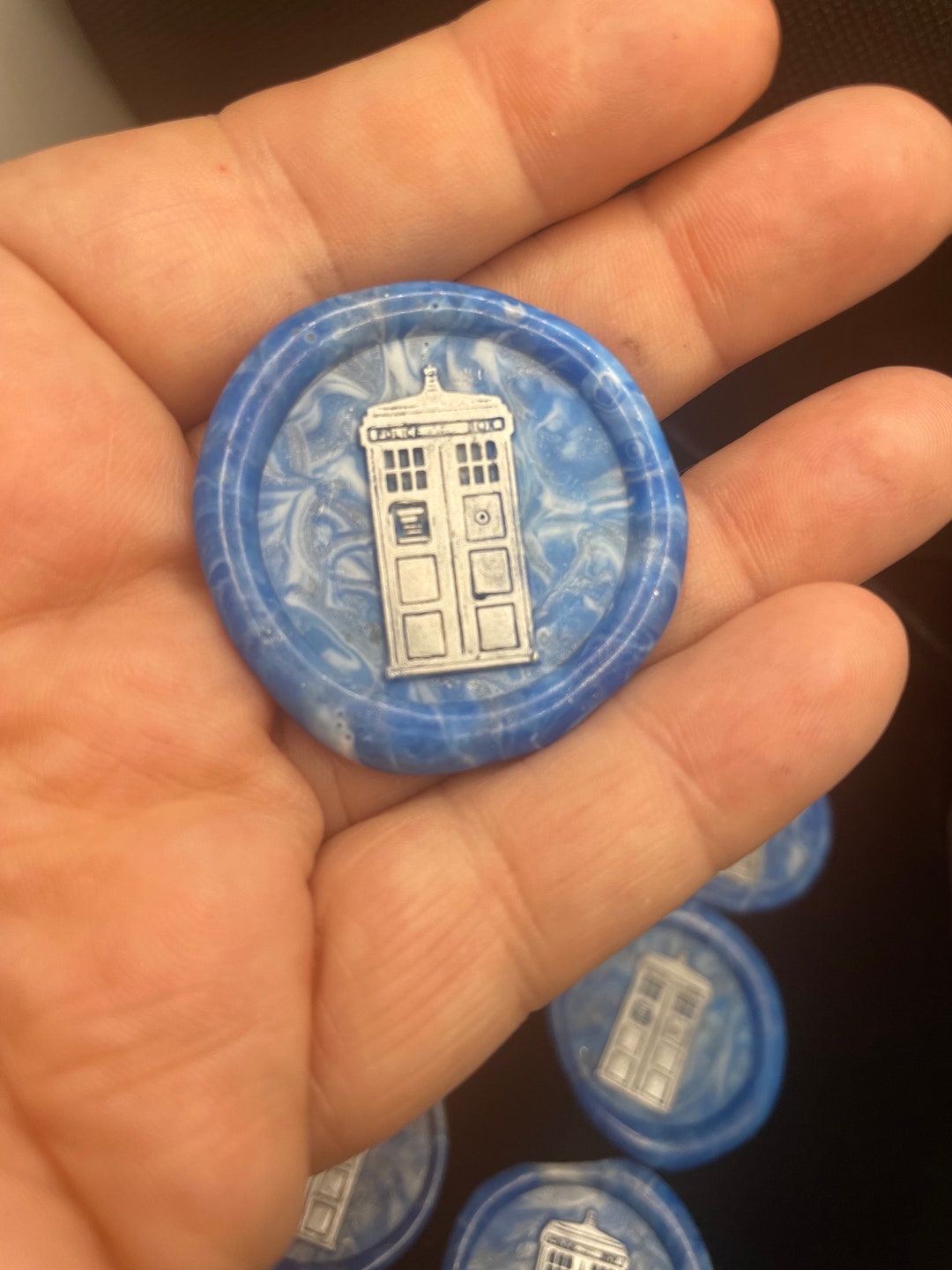 Produktbild von Personalisierte Doctor Who Tardis Aufkleber - 37mm Runde Dankessiegel Für Partys & Geschenke (N379)