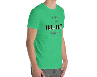 Camiseta "Construido diferente"
