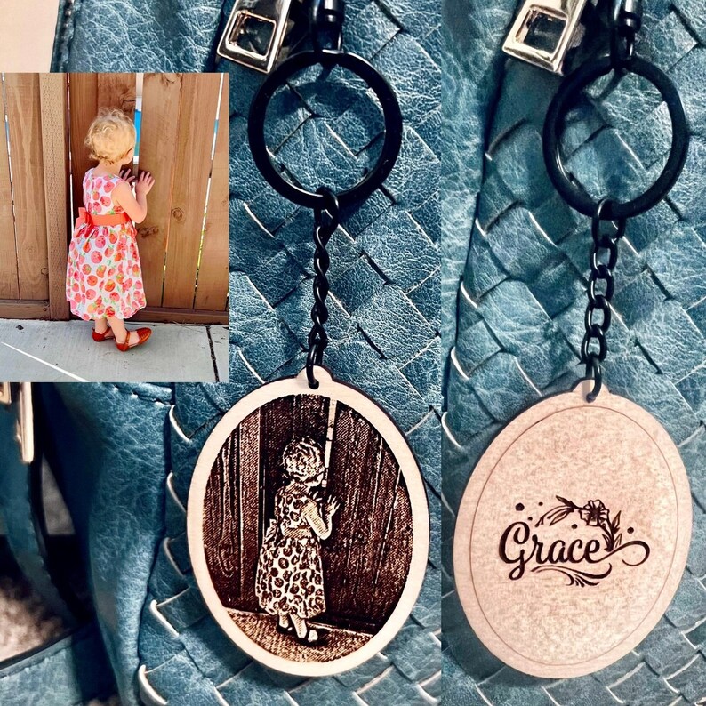 Peut inclure: Un porte-cl&eacute;s en bois avec une image grav&eacute;e au laser d'une jeune fille debout devant une porte. Le dos du porte-cl&eacute;s est grav&eacute; du mot "Grace" dans une &eacute;criture d&eacute;corative.