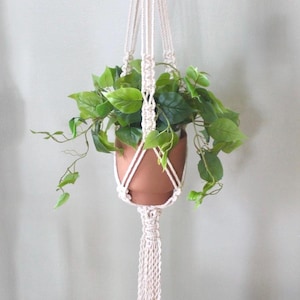 Colgador largo de macramé para plantas / Macetero colgante de algodón hecho a mano / Decoración bohemia neutra para el hogar