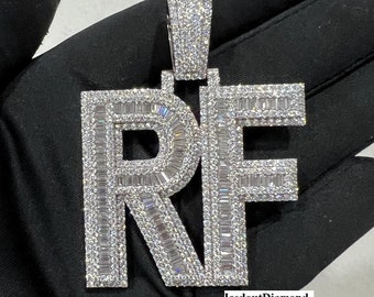 Colgante de moissanita personalizado con letras baguette en plata 925.