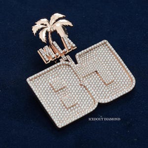Colgante de moissanita VVS personalizado en oro rosa de 14 quilates con toques de oro. Dije de moissanita para hombre con enganche personalizado. Colgante estilo hip hop de 6,6 cm.