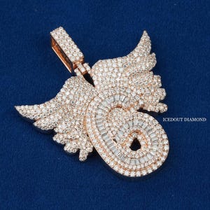 Colgante de moissanita personalizado en oro rosa de 14 quilates con toques de diamante, colgante baguette para hombre de 4,8 cm, colgante estilo hip hop, probador de diamantes aprobado.